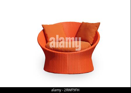 Orangefarbenes Rattansofa mit isolierten Kissen auf weißem Hintergrund Stockfoto