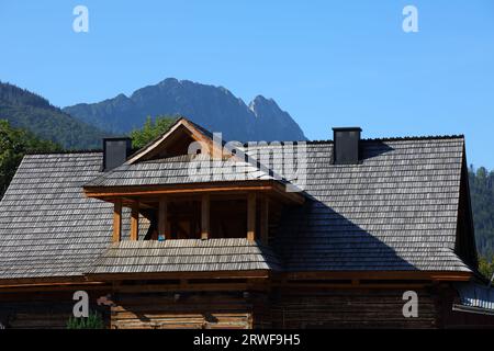 Zakopane-Architektur in Polen. Bergstadt mit Giewont-Berg im Hintergrund. Stockfoto