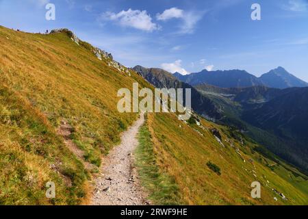 Tatra-Gebirge in Polen. Roter Weg zum Swinica-Berg von Kasprowy Wierch. Krivan-Berg auf der rechten Seite. Stockfoto