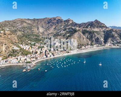 Veduta panoramica su Giardini Naxos, Taormina e Castelmola veduta panoramica aerea dll'alto dal Stute; Luoghi balneari per le vacanze estive in Sizilien Stockfoto