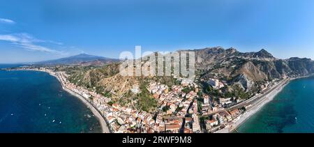 Veduta panoramica su Giardini Naxos, Taormina e Castelmola veduta panoramica aerea dll'alto dal Stute; Luoghi balneari per le vacanze estive in Sizilien Stockfoto