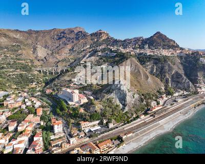 Veduta panoramica su Giardini Naxos, Taormina e Castelmola veduta panoramica aerea dll'alto dal Stute; Luoghi balneari per le vacanze estive in Sizilien Stockfoto