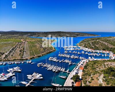Marina in Primosten, Dalmatien Region von Kroatien. Segelinfrastruktur in Kroatien. Stockfoto
