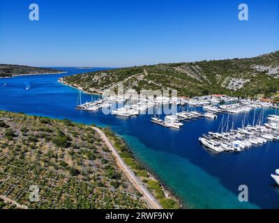Marina in Primosten, Dalmatien Region von Kroatien. Segelinfrastruktur in Kroatien. Stockfoto