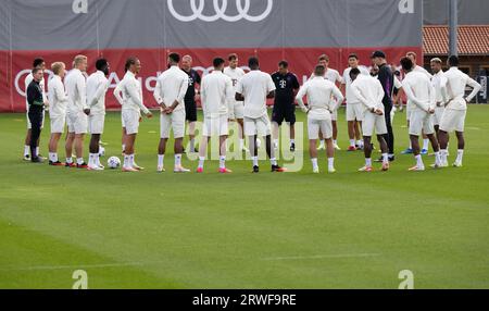 München, Deutschland. September 2023. Fußball: Champions League, Bayern München - Manchester United, Gruppenphase, Gruppe A, Spieltag 1. Abschlusstraining FC Bayern auf dem Trainingsgelände in der Säbener Straße. Die Spieler stehen während des Trainings zusammen. Quelle: Sven Hoppe/dpa/Alamy Live News Stockfoto