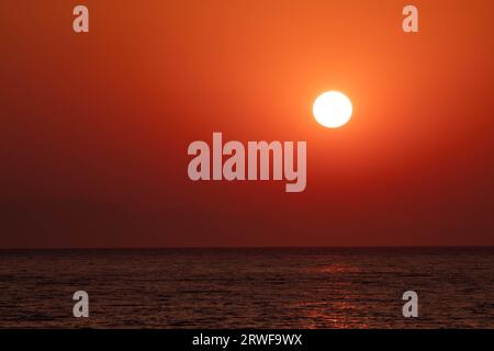 Sole che sorge all alba con cielo e luci calde color arancio Stockfoto