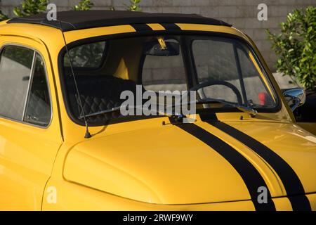 Detail der Vorderansicht eines gelben Oldtimers Stockfoto