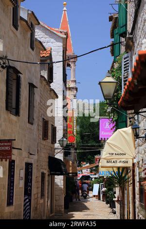 TROGIR, KROATIEN - 23. JUNI 2021: Touristen besuchen die Altstadt von Trogir, Kroatien. Trogir ist eine mittelalterliche Stadt in Dalmatien, die zum UNESCO-Weltkulturerbe zählt Stockfoto