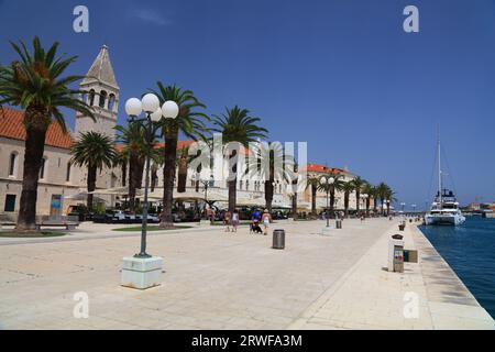 TROGIR, KROATIEN - 23. JUNI 2021: Touristen besuchen die Altstadt von Trogir, Kroatien. Trogir ist eine mittelalterliche Stadt in Dalmatien, die zum UNESCO-Weltkulturerbe zählt Stockfoto