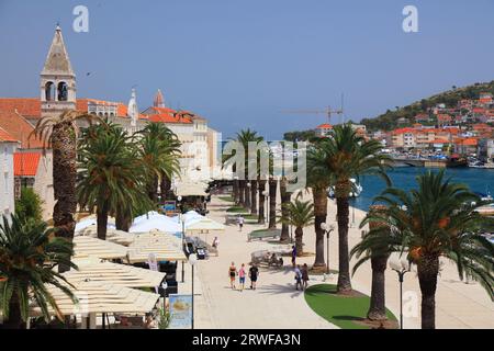 TROGIR, KROATIEN - 23. JUNI 2021: Touristen besuchen die Altstadt von Trogir, Kroatien. Trogir ist eine mittelalterliche Stadt in Dalmatien, die zum UNESCO-Weltkulturerbe zählt Stockfoto