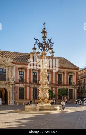 Fuente de la Farola Brunnen auf dem Plaza Virgen de los Reyes Platz in Sevilla, Andalusien, Spanien Stockfoto