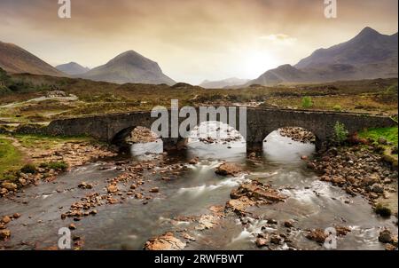 Sligachan Old Bridge mit wunderschönem Blick auf die Black Cuillin Berge, in Isle of Skye, Schottland, Großbritannien Stockfoto