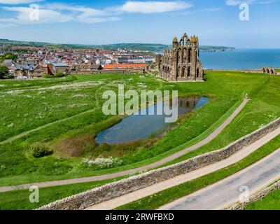 Luftaufnahme der Klosterruinen in der Nähe der Küstenstadt Whitby in North Yorkshire, Nordostengland. Stockfoto