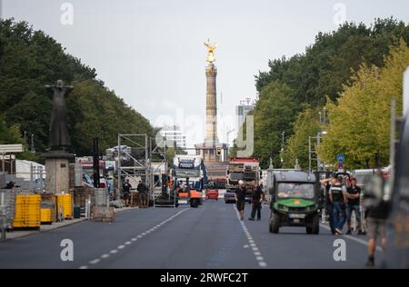 Berlin, Deutschland. September 2023. Auf der Straße vom 17. Juni finden bereits Bauarbeiten für den anstehenden Berlin Marathon statt. Der Marathon findet am 24. September statt. Quelle: Sebastian Gollnow/dpa/Alamy Live News Stockfoto