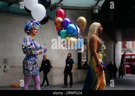 Die diesjährigen Drag Queens-Teilnehmer vor dem BBC New Broadcasting House in London werben für die neue Serie von Drag Race UK. Bilddatum: Dienstag, 19. September 2023. Stockfoto