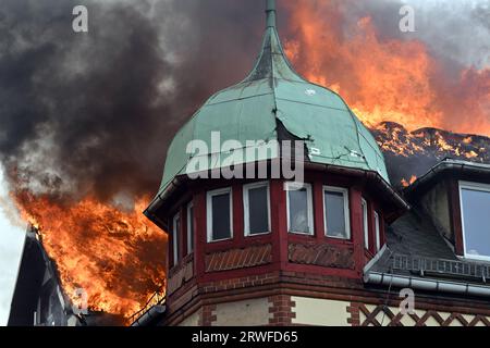 Nordhausen, Deutschland. September 2023. PRODUKTION - 19. September 2023, Thüringen, Nordhausen: Die Dachkonstruktion eines Gebäudes brennt in der Rothenburgstraße in Nordhausen. Die Feuerwehr versucht, das Feuer zu löschen. Foto: Martin Schutt/dpa Credit: dpa Picture Alliance/Alamy Live News Stockfoto