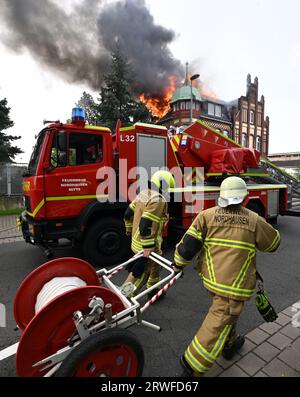 Nordhausen, Deutschland. September 2023. PRODUKTION - 19. September 2023, Thüringen, Nordhausen: Die Dachkonstruktion eines Gebäudes brennt in der Rothenburgstraße in Nordhausen. Die Feuerwehr versucht, das Feuer zu löschen. Foto: Martin Schutt/dpa Credit: dpa Picture Alliance/Alamy Live News Stockfoto
