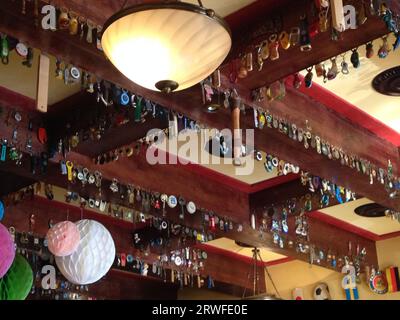 Decke in verschiedenen Flaschenöffnern. Riesige Sammlung von Bierflaschenöffnern Stockfoto