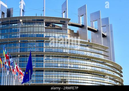 Straßburg, Frankreich. September 2023. Illustration des Europäischen Parlaments in Straßburg, dem historischen und rechtlichen Sitz Europas. Simone Veil war die erste Frau, die eine europäische Institution mit heute 705 Abgeordneten leitete. 19. September 2023 in Straßburg im Nordosten Frankreichs. Foto von Nicolas Roses/ABACAPRESS.COM Credit: Abaca Press/Alamy Live News Stockfoto