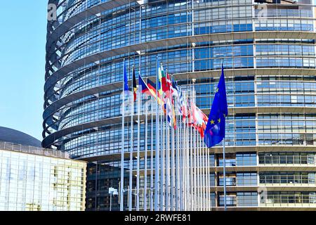 Straßburg, Frankreich. September 2023. Illustration des Europäischen Parlaments in Straßburg, dem historischen und rechtlichen Sitz Europas. Simone Veil war die erste Frau, die eine europäische Institution mit heute 705 Abgeordneten leitete. 19. September 2023 in Straßburg im Nordosten Frankreichs. Foto von Nicolas Roses/ABACAPRESS.COM Credit: Abaca Press/Alamy Live News Stockfoto