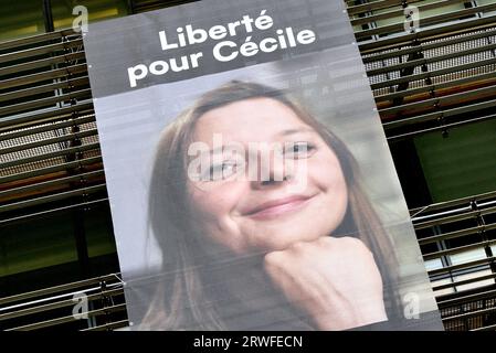 Straßburg, Frankreich. September 2023. Banner für die Veröffentlichung von Cecile Kohler in Straßburg im Nordosten Frankreichs am 17. September 2023. Cecile Kohler, Französischlehrerin, ist seit 500 Tagen mit ihrem Partner Jacques Paris im Iran. Sie wurden im Mai 2022 wegen "Spionage" verhaftet, als sie den Iran als Touristen besuchten, und stehen vor Gericht. Die Region Grand Est setzt sich für ihre Freilassung ein. Foto von Nicolas Roses/ABACAPRESS.COM Credit: Abaca Press/Alamy Live News Stockfoto