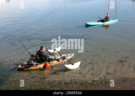 Vater und Sohn bereiten sich darauf vor, in ihren Kajaks zu fischen Stockfoto