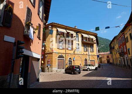 Fantastische Aussicht auf die komfortable italienische Stadt Canzo in der Lombardei. Gasse, bunte Häuser vor italienischem Alpenhintergrund. Entdecken Sie wunderbare Reiseziele Stockfoto