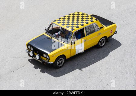 Galicien, Spanien; 27. august 2023: Hochwinkelansicht eines 1430 FU Sport-Oldtimer, der auf einer Straße fährt Stockfoto