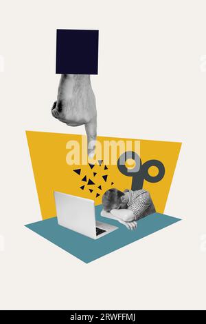 Vertikale Composite kreative Fotocollage von müdem Finger, der auf unglücklichen Mann, der mit Laptop bei der Arbeit sitzt, gerichtet ist isolierter weißer Farbhintergrund Stockfoto