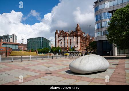 Der „Ishinki Touchstone“ auf dem Barbirolli Square in Manchester, Nordwestengland. Das Midland Hotel im Hintergrund. Stockfoto