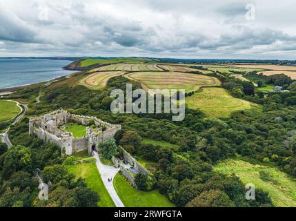 Manorbier Castle von einer Drohne, Manorbier, Tenby, Wales, England Stockfoto