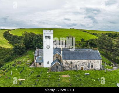 St. James the Great Church von einer Drohne, Manorbier Castle, Manorbier, Tenby, Wales, England Stockfoto