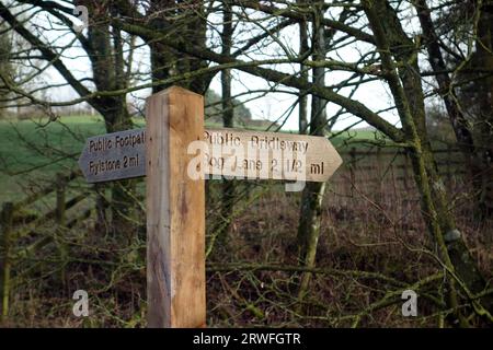 Hölzerner Wegweiser für den öffentlichen Bridleway/Fußweg zur Rylstone & Bog Lane von Flasby im Yorkshire Dales National Park, England, Großbritannien Stockfoto