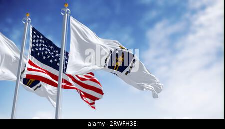 Die Staatsflagge von Massachusetts winkt an einem klaren Tag im Wind mit der amerikanischen Nationalflagge. 3D-Illustrations-Rendering. Geriffeltes Material Stockfoto