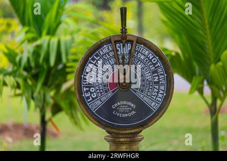 Anzeige eines Telegraphen, der in den frühen Schiffstagen verwendet wird, um Maschinenbestellungen von der Navigationsbrücke zum Maschinenraum zu übermitteln. Stockfoto