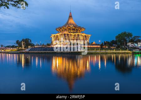 Neues Gebäude der Legislativversammlung des Staates Sarawak in Kuching, Sarawak, Borneo, Malaysia. Übersetzung: Staatliche Gesetzgebende Versammlung Stockfoto