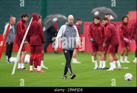 Manchester United Manager Erik Ten Hag während einer Trainingseinheit in Carrington, Manchester. Bilddatum: Dienstag, 19. September 2023. Stockfoto