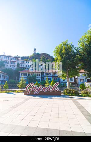 Bolu Goynuk Stadtbild vom Stadtplatz. Cittaslow Towns of Turkiye: Vertikales Hintergrundfoto. Stockfoto