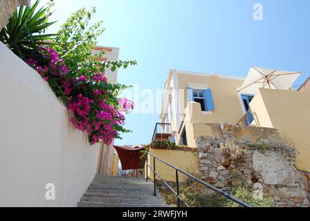 Detailansicht der traditionellen bunten griechischen Türen und Fenster, Symi Insel, Dodekanesisch, Griechenland Stockfoto