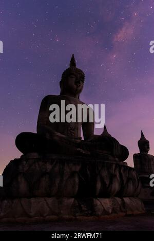 Große buddha-Größe mit Milchstraße Galaxie Nachthimmel, Öffentlichkeit in thailand, Nakhon si thammarat Provinz Stockfoto