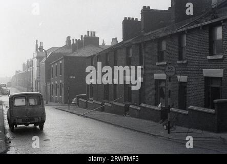 1960er Jahre, historische, heruntergekommene, baufällige alte viktorianische Reihenhäuser, Silver St, Oldham, England, Großbritannien, warten auf Abriss. Stockfoto