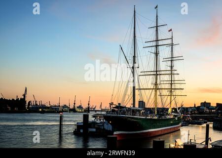 Hafen von Hamburg dramatischer Blick auf den Sonnenuntergang und ein altes Schiff, das in ein schwimmendes Restaurant verwandelt wurde. Foto aufgenommen am 9. Juni 2023 in der Freien und Hansestadt Stockfoto