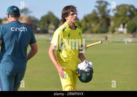 Beckenham, England. 28. August 2023. Sam Konstas aus Australien U19 geht nach einem Jahrhundert gegen England U19 in einem Youth One Day International Stockfoto