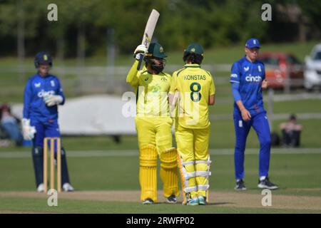 Beckenham, England. 28. August 2023. Harjas Singh aus Australien U19 erreicht 50 gegen England U19 in einem Youth One Day International in Beckenham Stockfoto