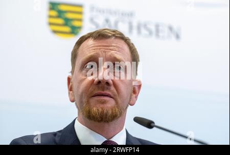 Freiberg, Deutschland. September 2023. Michael Kretschmer (CDU), Ministerpräsident von Sachsen, spricht auf der Pressekonferenz nach der Auswärtigen Kabinettssitzung in Freiberg. Ein Thema war die Beteiligung der Bürger und der Gemeinschaft am Bau und Betrieb von Windkraftanlagen. Außerdem wurden Pläne für den Nachhaltigkeitscampus Freiberg/Mittelsachsen am Helmholtz-Institut Freiberg vorgestellt. Quelle: Hendrik Schmidt/dpa/Alamy Live News Stockfoto