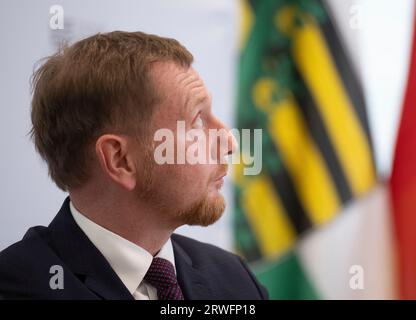 Freiberg, Deutschland. September 2023. Michael Kretschmer (CDU), Ministerpräsident von Sachsen, spricht auf der Pressekonferenz nach der Auswärtigen Kabinettssitzung in Freiberg. Ein Thema war die Beteiligung der Bürger und der Gemeinschaft am Bau und Betrieb von Windkraftanlagen. Außerdem wurden Pläne für den Nachhaltigkeitscampus Freiberg/Mittelsachsen am Helmholtz-Institut Freiberg vorgestellt. Quelle: Hendrik Schmidt/dpa/Alamy Live News Stockfoto