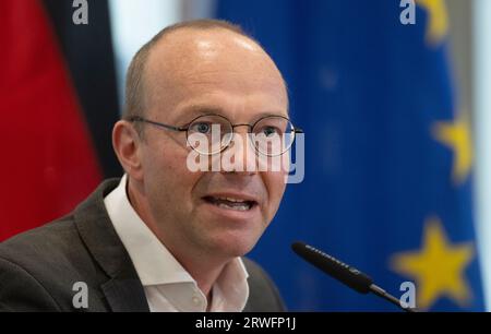 Freiberg, Deutschland. September 2023. Wolfram Günther (Grüne), Energieminister von Sachsen, spricht auf der Pressekonferenz nach der Auswärtigen Kabinettssitzung in Freiberg. Ein Thema war die Beteiligung der Bürger und der Gemeinschaft am Bau und Betrieb von Windkraftanlagen. Außerdem wurden Pläne für den Nachhaltigkeitscampus Freiberg/Mittelsachsen am Helmholtz-Institut Freiberg vorgestellt. Quelle: Hendrik Schmidt/dpa/Alamy Live News Stockfoto