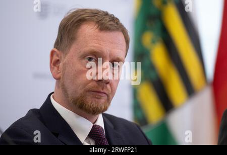 Freiberg, Deutschland. September 2023. Michael Kretschmer (CDU), Ministerpräsident von Sachsen, spricht auf der Pressekonferenz nach der Auswärtigen Kabinettssitzung in Freiberg. Ein Thema war die Beteiligung der Bürger und der Gemeinschaft am Bau und Betrieb von Windkraftanlagen. Außerdem wurden Pläne für den Nachhaltigkeitscampus Freiberg/Mittelsachsen am Helmholtz-Institut Freiberg vorgestellt. Quelle: Hendrik Schmidt/dpa/Alamy Live News Stockfoto