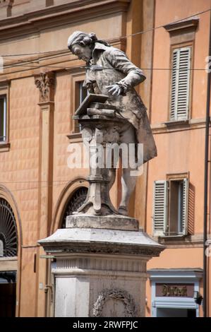 Eine kleine Statue des in Bologna geborenen Physikers Lugi Galvani (1737–1798) steht in der Mitte eines kleinen Platzes, der Piazza Luigi Galvani (nach ihm benannt) in B Stockfoto