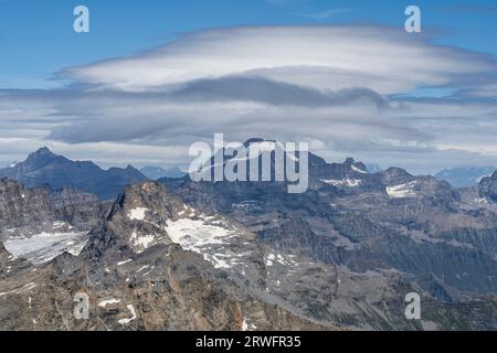 Blick auf den Berg Gran Paradiso und den Gletscher vom Gipfel Ciamarella. Bewölkter Himmel, Berglandschaft. Italienische Alpen Stockfoto